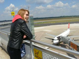 Nicole am Flughafen Düsseldorf International